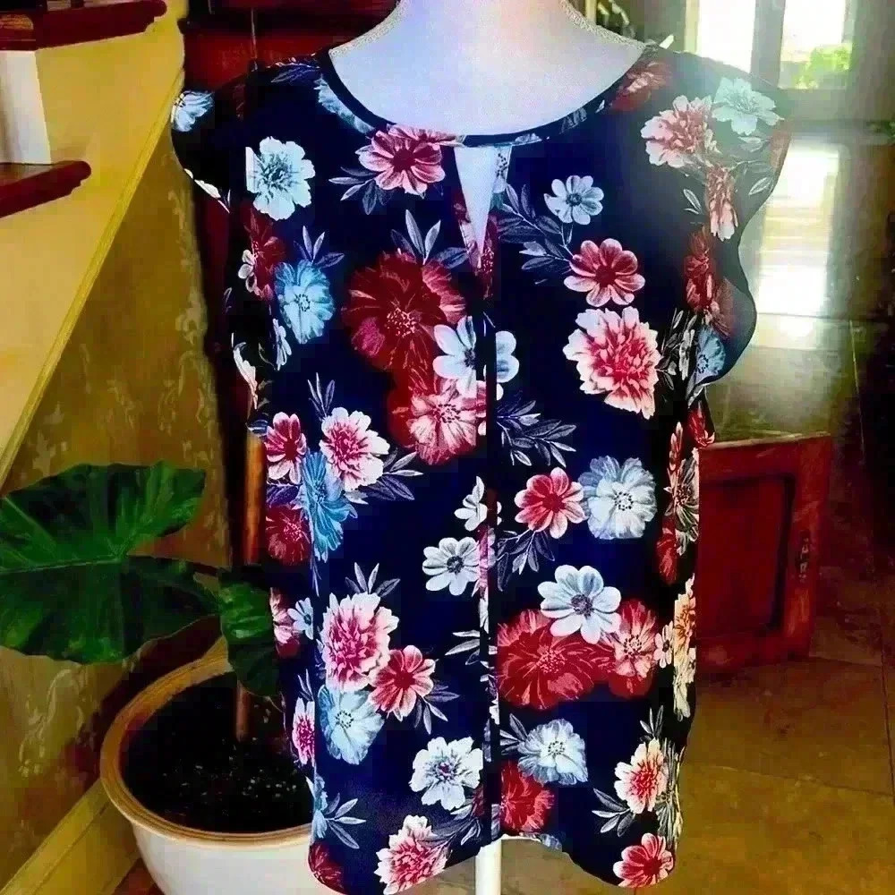 Banana Republic small ladies blouse NWOT. Flutter sleeveless pullover blouse. - Picture 4 of 13